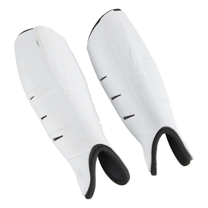 Espinilleras para hockey TK, modelo TK2 blancas. Imagen de ambas ladeadas de frente.